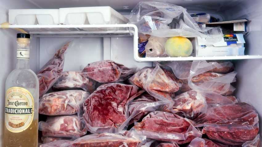 Сколько можно хранить замороженное мясо в морозилке, охлажденное в холодильнике?