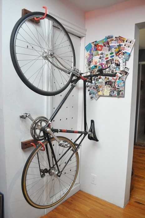 Перед хранением велосипед нужно помыть, резину колес - обработать силиконом. Хранить можно в подвешенном состоянии, повесив не стену. Если держать на полу - то необходимо