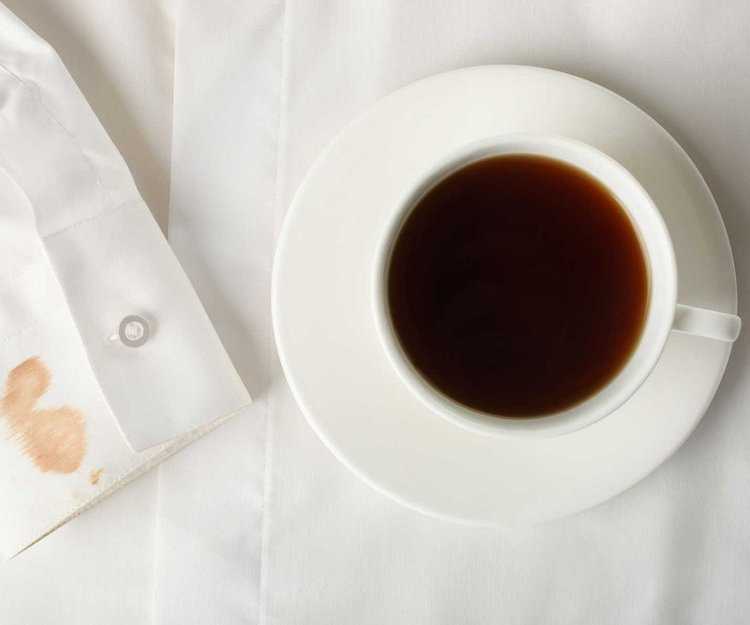 Отстирать пятна кофе с ткани поможет не только хозяйственное мыло. С более глубокими пятнами хорошо борются сода и уксус. А с ковра пятно можно вывести с помощью лимонного сока.