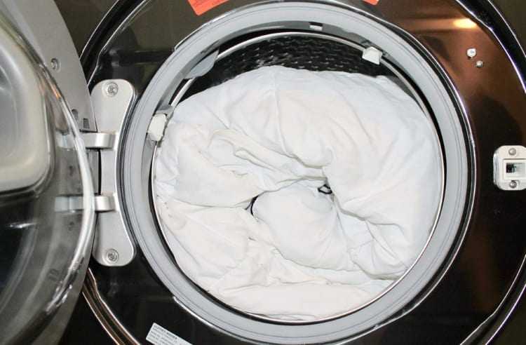 Как постирать ватное одеяло? стирка одеяла в домашних условиях в стиральной машине и вручную