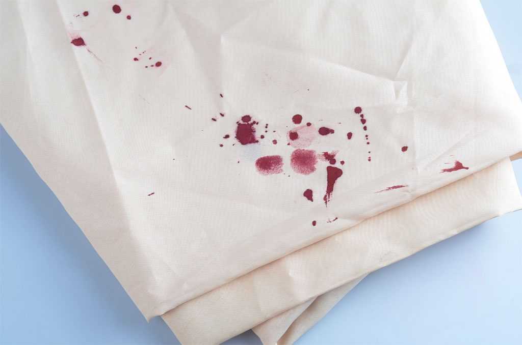 Как отстирать кровь с одежды: 7 простых средств от пятен