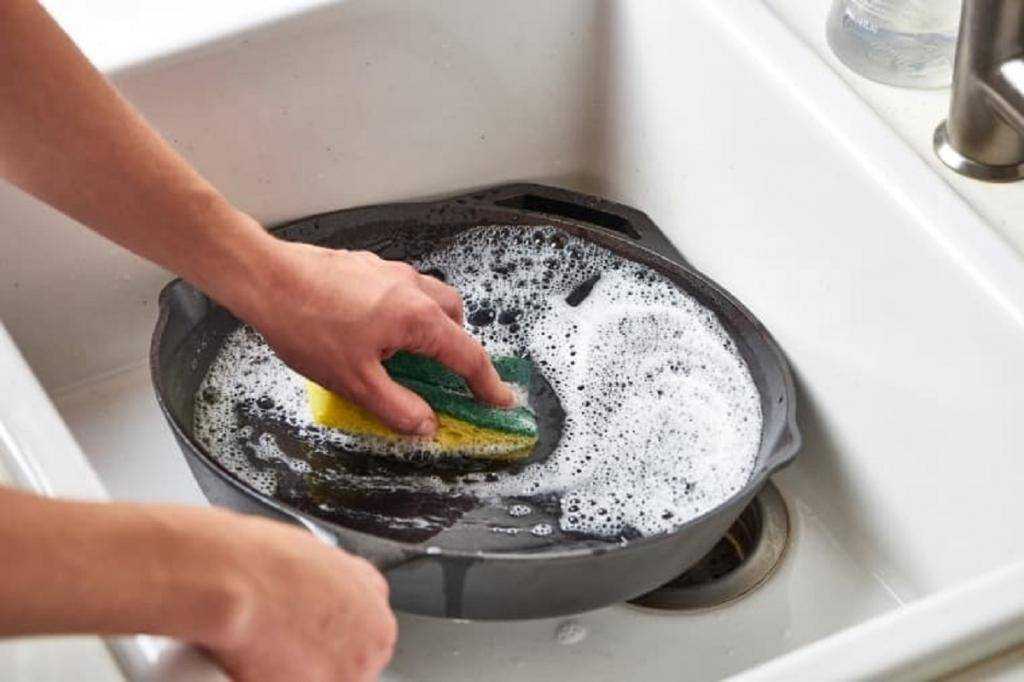 Как быстро помыть посуду руками и жирную посуду в посудомоечной машине?