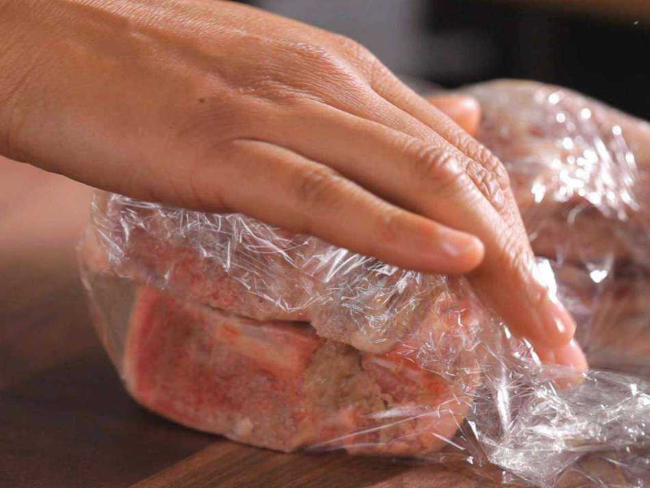 Чтобы долго сохранить мясо без холодильника, можно обернуть его полотенцем, смоченным в уксусе. Но на более длительный срок мясо сохранить засолка, сушка и копчение.