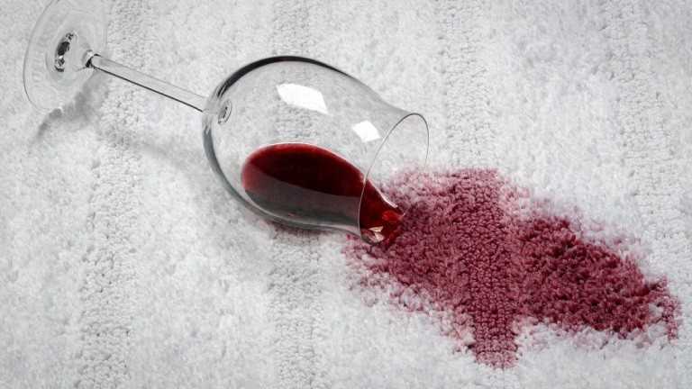 Как вывести пятно от красного вина и чем отстирать от белой одежды и ткани,чем отмыть старое пятно