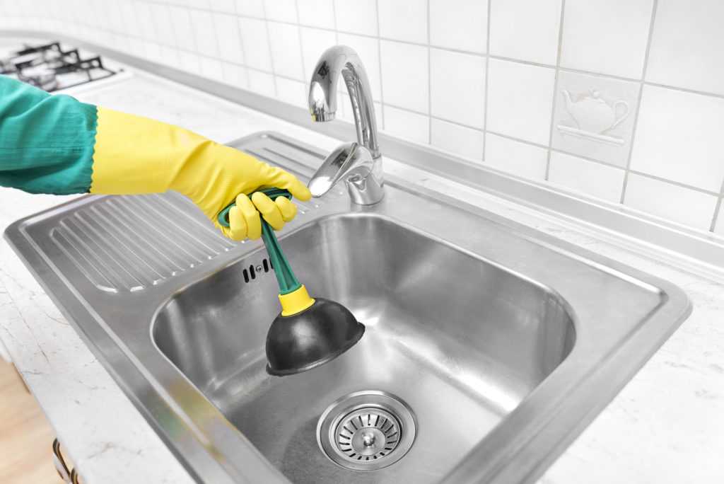 Как устранить засор в ванной в домашних условиях: как прочистить подручными средствами (сода и уксус и т.д.), убрать вантузом?