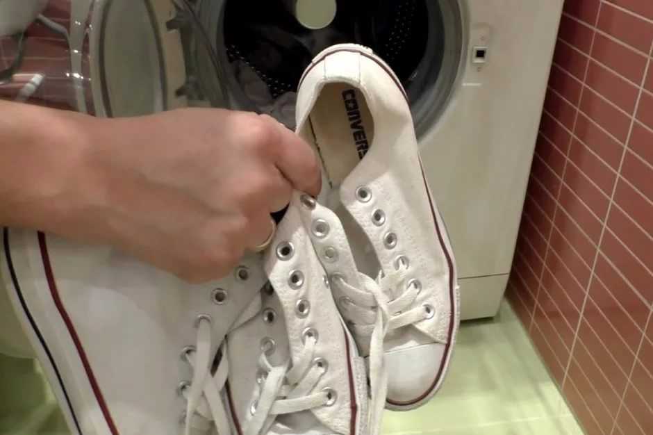 Как стирать кеды: можно ли в стиральной машине-автомат (на каком режиме, при какой температуре, с отжимом или без, в мешке или без), как правильно вручную?