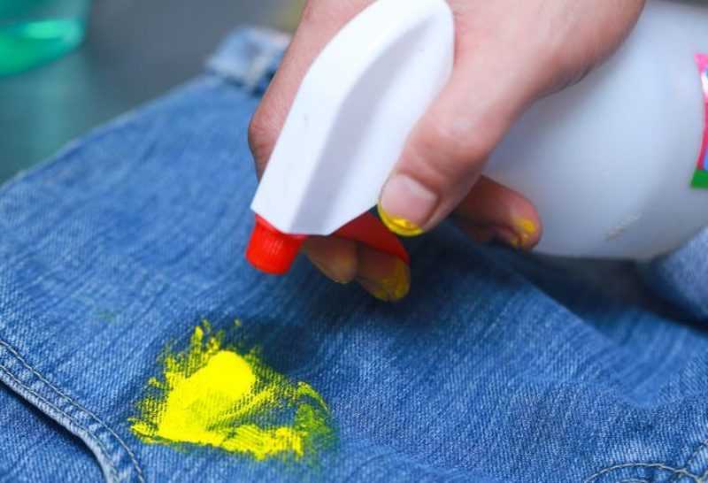 Акриловые краски гораздо легче отмыть с ткани, если они еще не засохли. Излишки краски снимите ножом, затем посыпьте содой и полейте уксусом. Подержите в этом растворе несколько минут.