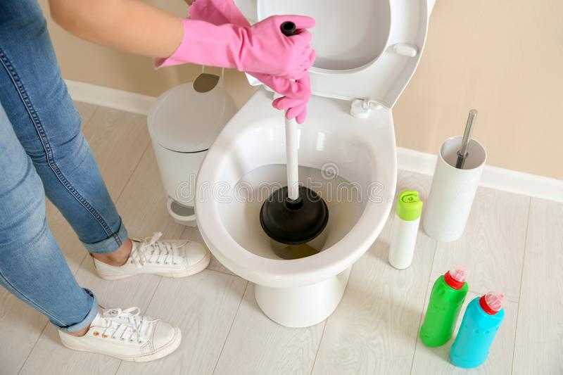 Как прочистить и устранить засор в унитазе самостоятельно в домашних условиях, чем можно пробить засор?
