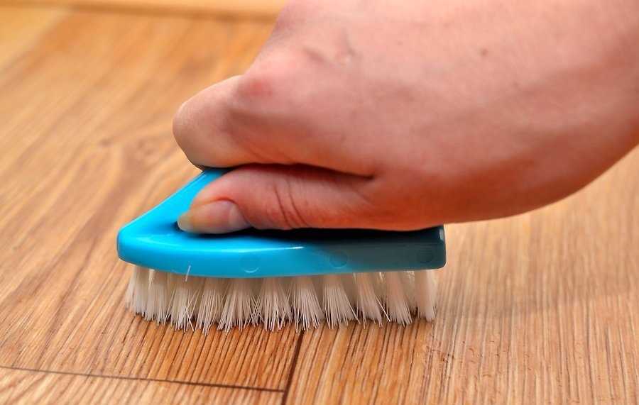 Чем помыть ламинат, чтобы блестел: средства для чистки в домашних условиях