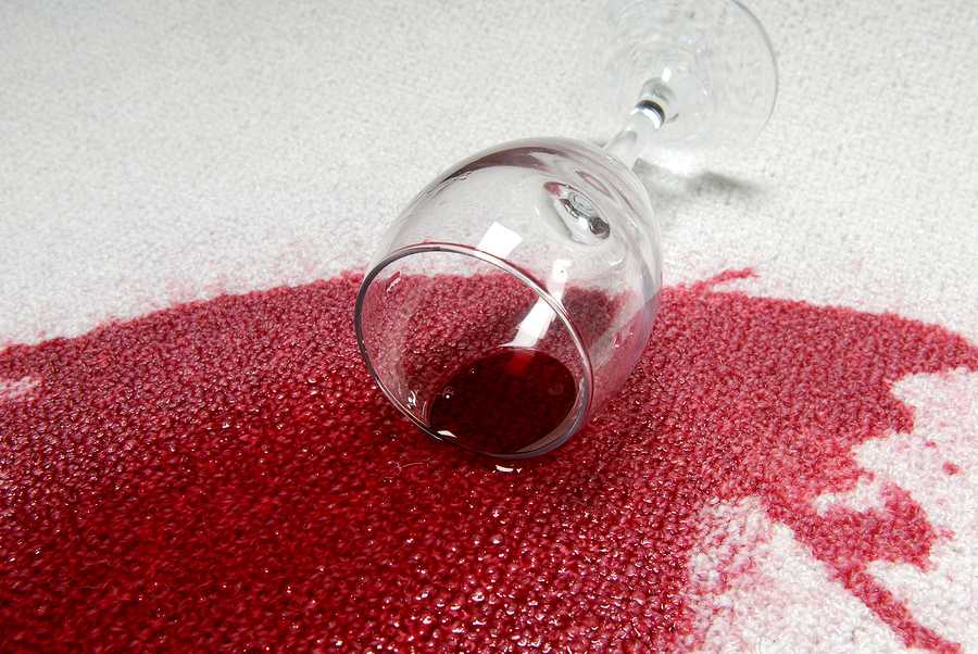 Как удалить пятна от красного вина: свежие, застарелые и засохшие, с белых и цветных тканей