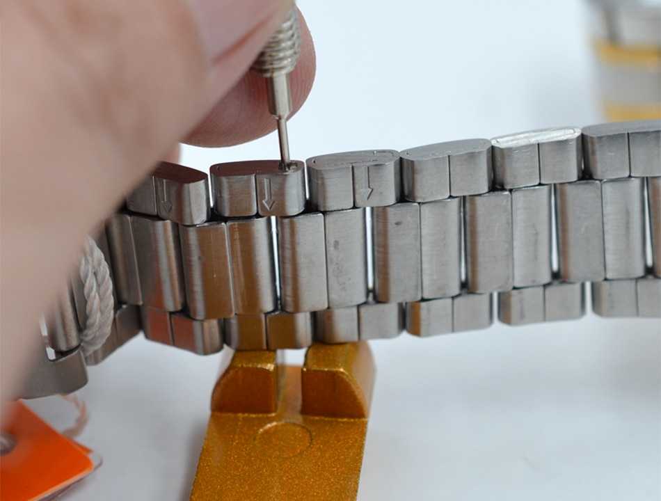 Чтобы убрать звенья на часах, сначала разъедините браслет. Для этого вам понадобятся плоскогубцы, шило, гайка. Звенья могут быть соединены двумя способами: шпильками или скобами.