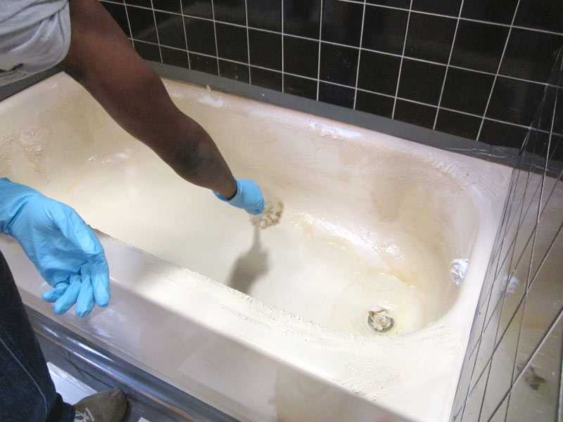 Чистить акриловую ванну нельзя жесткими предметами. Для чистки могут помочь народные средства: зубная паста, уксус, лимонная кислота, сода, отбеливатель.