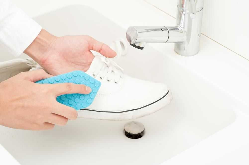Как очистить белую подошву кроссовок и кед, убрать желтизну и избавиться от загрязнений