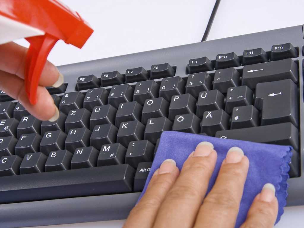 Как быстро почистить клавиатуру ноутбука и компьютера в домашних условиях