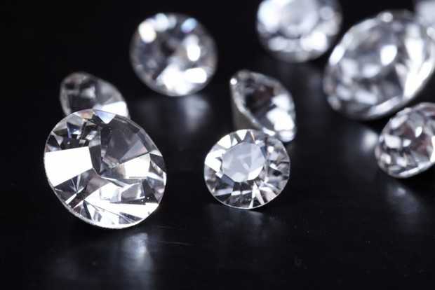 Как определить бриллиант в домашних условиях?