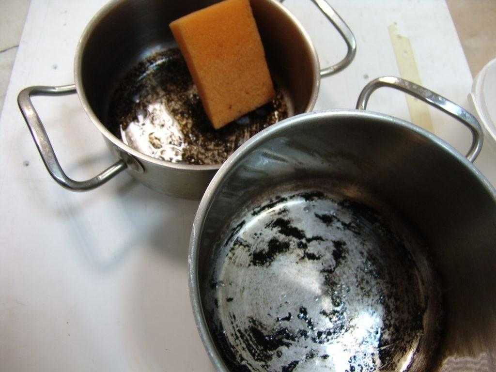 Почистить пригоревшую кастрюлю из нержавейки можно металлической губкой для посуды, но если такой дома нет, то воспользуйтесь щадящими методами чистки: сода, соль.