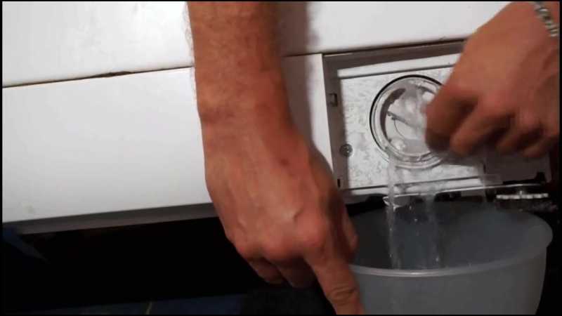 Чаще всего стиральная машина не сливает воду или сливает ее очень медленно при засорении сливного фильтра. Еще одна распространенная причина поломки - сломан сливной насос.