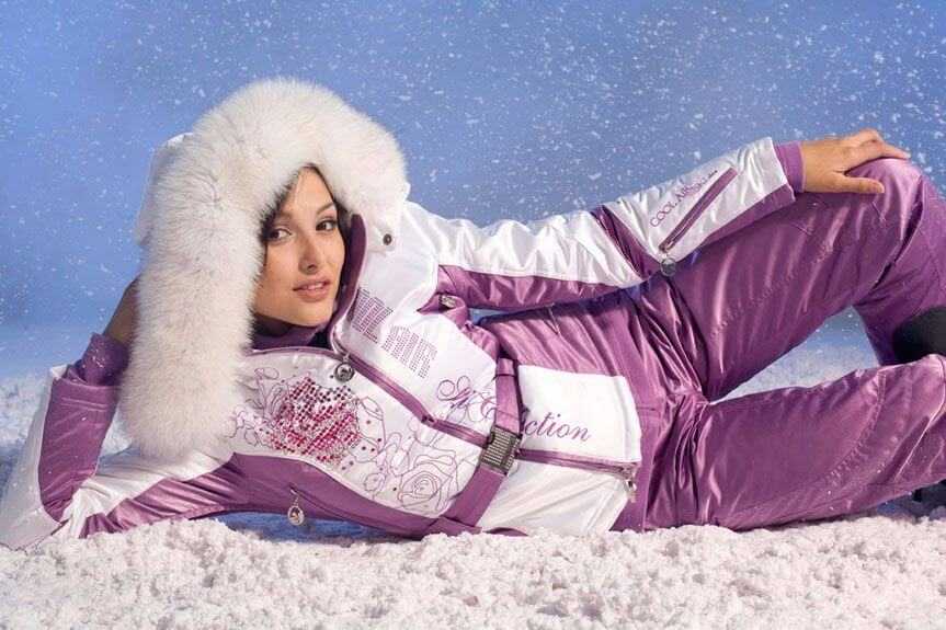 В теплом костюме. Красивый горнолыжный костюм женский. Горнолыжный костюм женский зимний. Зимние лыжные костюмы для женщин. Горнолыжный костюм зима женский.