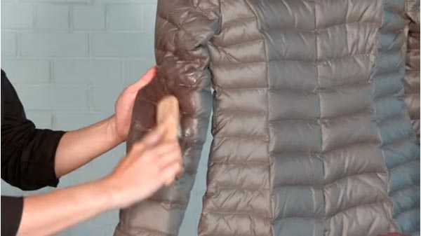 Как постирать вручную пуховик или зимнюю куртку в домашних условиях правильно, без разводов и чтобы пух не сбивался?