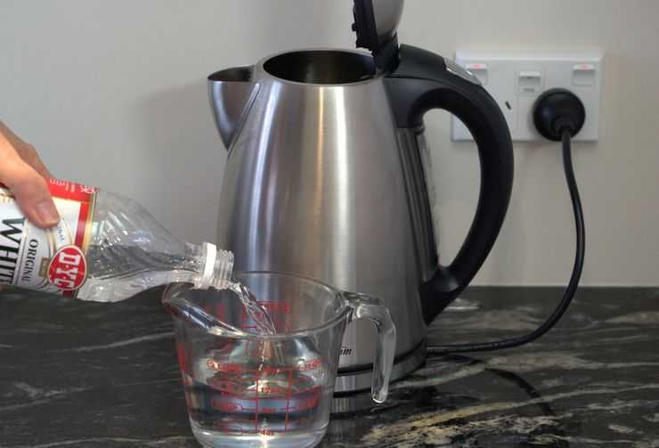 Как очистить чайник от накипи содой и другими средствами