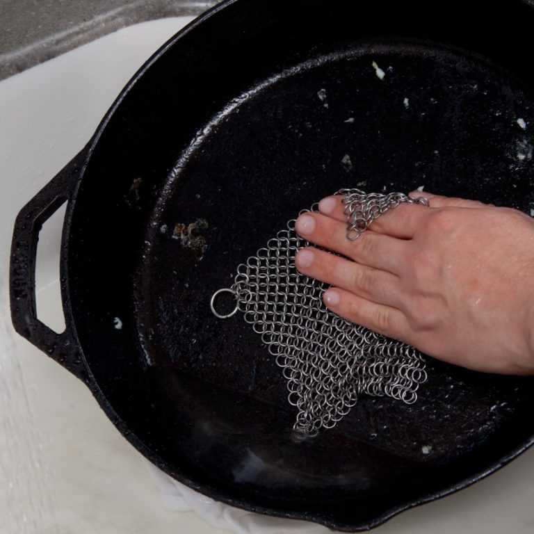 Как ухаживать за чугунной сковородой без покрытия, чтобы она не пригорала