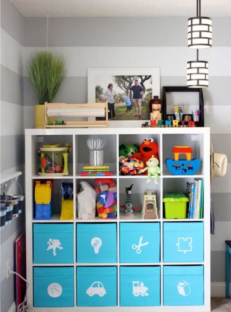 Хранение игрушек в детской комнате важно правильно организовать, потому что игрушки собирают в себе много пыли и грязи. Хранить лучше в пластиковых контейнерах, которые легко мыть.