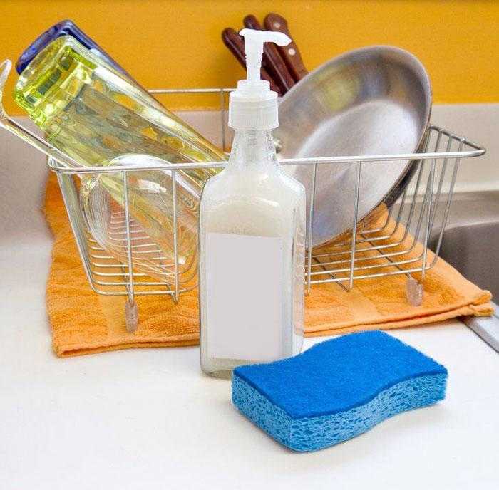 Моющее средство для посуды можно приготовить в домашних условиях из хозяйственного мыла, соды, горчицы, перекиси водорода. Эти средства экологичны и полностью смываются.
