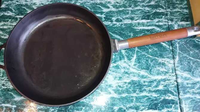 Как очистить чугунную сковороду от ржавчины быстро и уход за ней