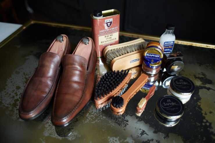 Как почистить кожаную обувь