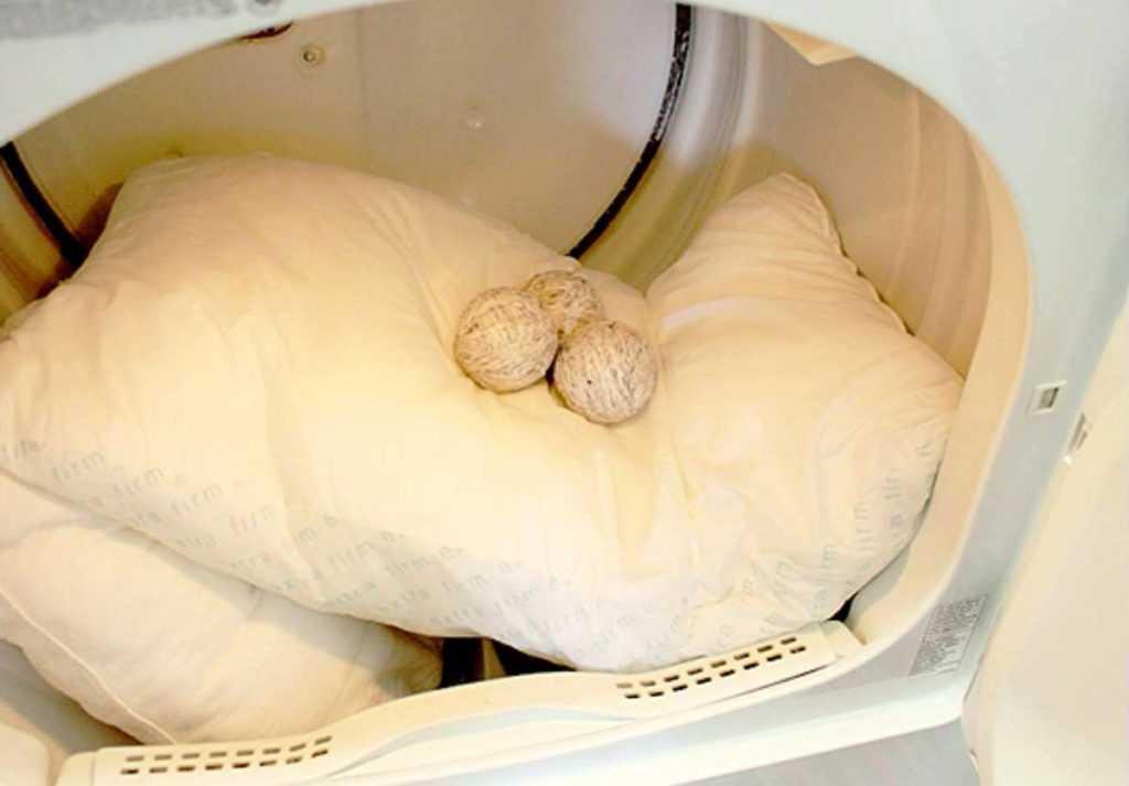 Подушку из пуха и пера можно постирать как в стиральной машине, так и вручную. Перед стиркой нужно распороть подушку и все перья пересыпать с специальный мешок для стирки.