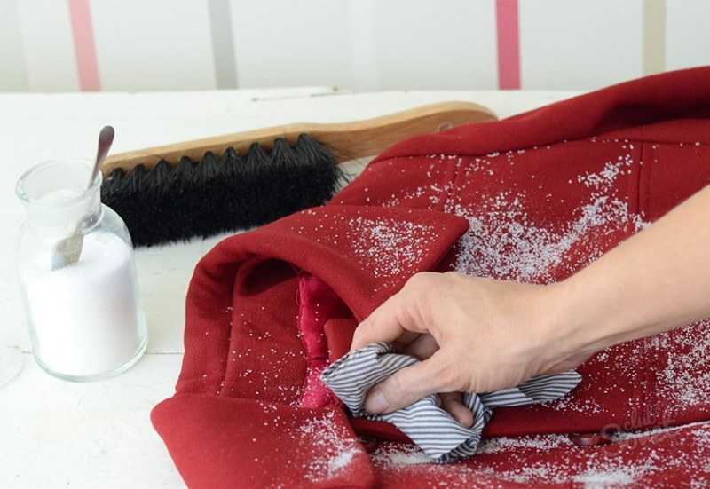 Почистить пальто в домашних условиях можно народными средствами. Драповое пальто можно чистить средством для ковров. Шерстяное пальто можно почистить нашатырем...