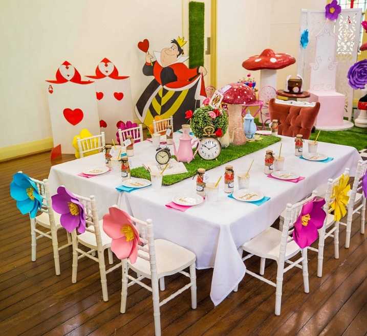 Красивая и правильная сервировка праздничного стола в домашних условиях: посуда, салфетки, декор + 165 фото