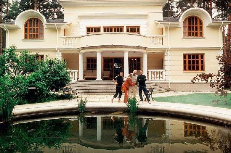 Дом андрея кончаловского и его жены юлии высоцкой, недвижимость супругов в европе