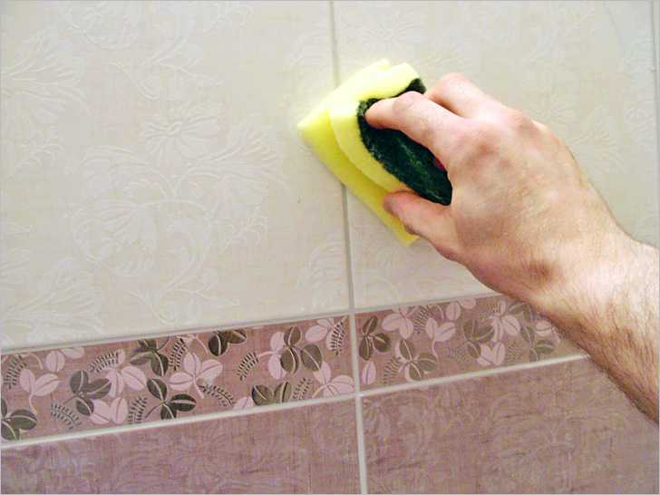 Кафель в ванной нельзя чистить абразивными предметами и средствами. Чтобы отмыть налет с плитки в ванной, можно воспользоваться средством для мытья посуды, лимонной кислотой.