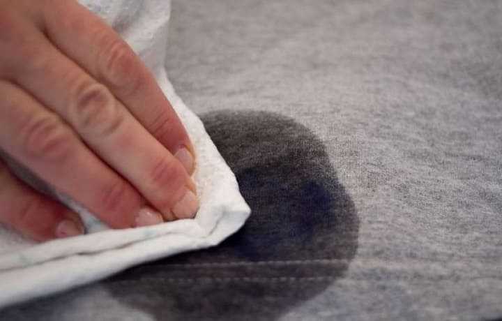 Как отмыть тональное средство от одежды