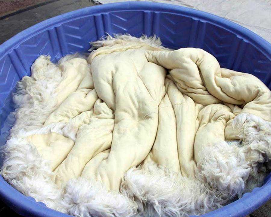 Как стирать одеяло: ватное, из верблюжьей и овечьей шерсти, синтепоновое