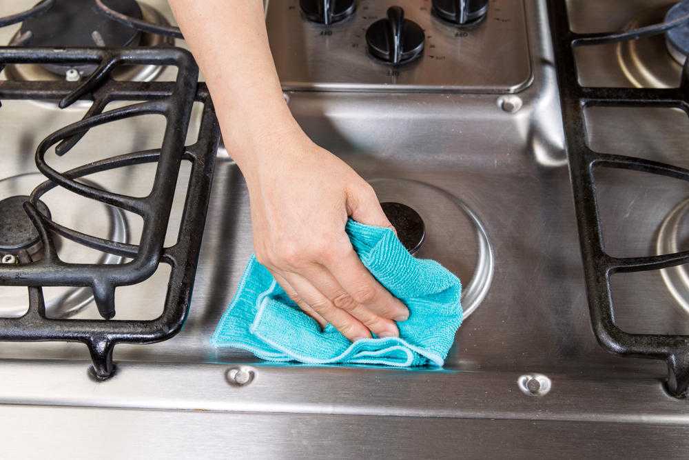 Чтобы почистить газовую плиту, не нужно идти в магазин. Все средства для чистки есть у вас на кухне. Чтобы удалить жировые загрязнения, можно воспользоваться содой. Разведите ее.