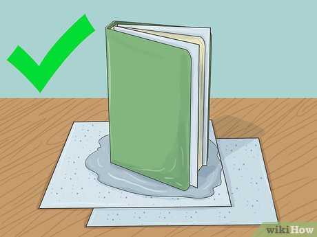 Чтобы разгладить помятый лист бумаги, можно сначала сбрызнуть его водой, затем положить на ровную поверхность и придавить прессом из книг или чего-то подобного.