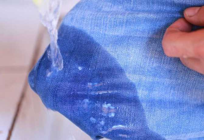 Чем выводить засохшую краску с одежды в домашних условиях: как убрать пятна, чем можно оттереть, что учесть перед тем, как удалить загрязнение?