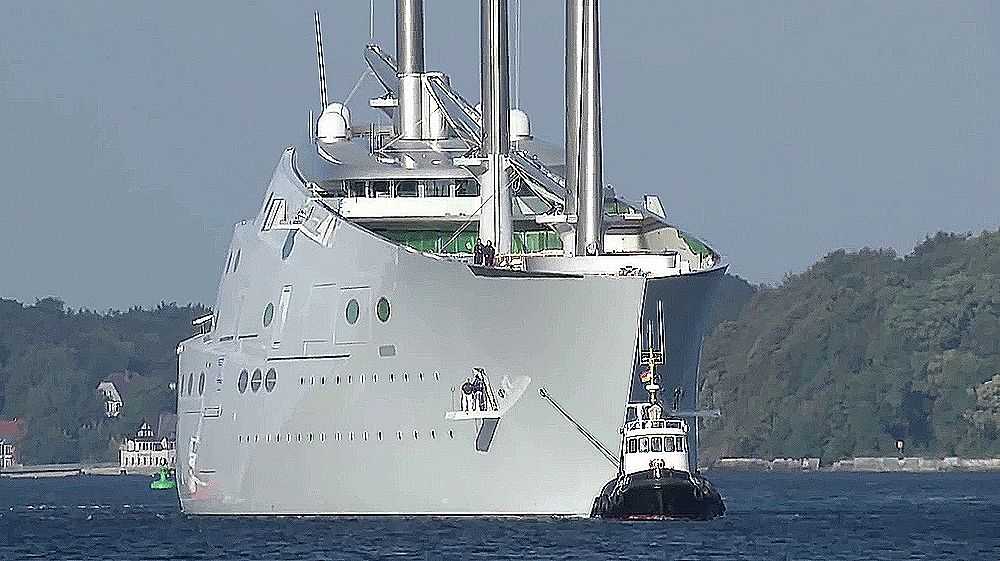 Самую большую в мире яхту олигарха андрея мельниченко поцарапала маленькая лодка испанской семьи | момент истины