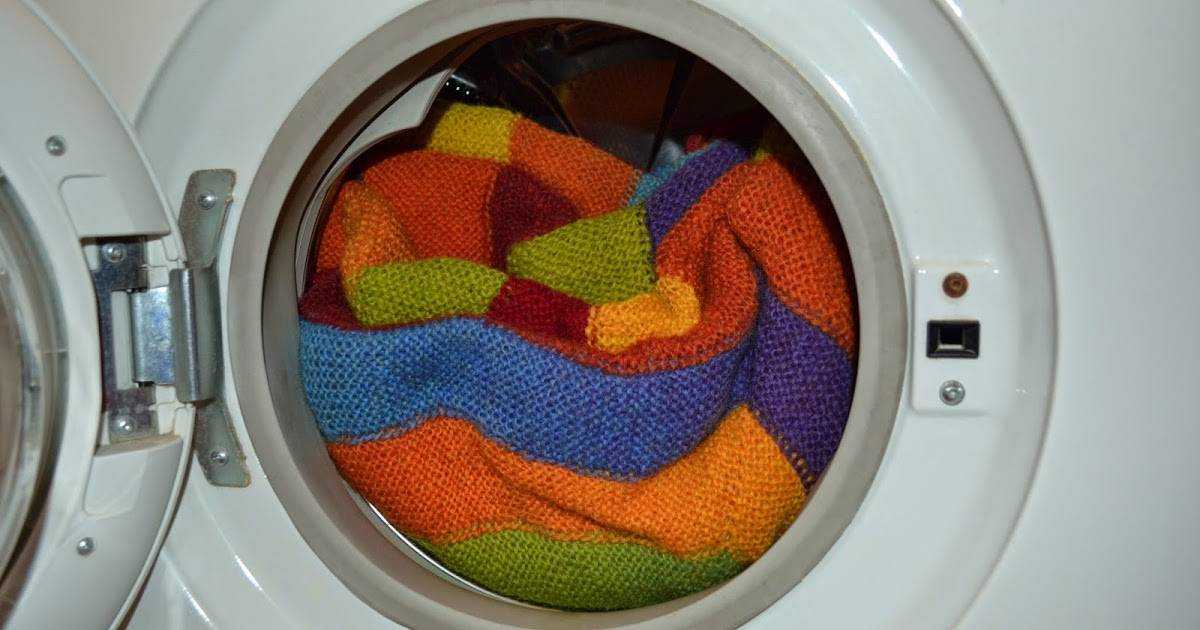 Как постирать ватное одеяло в домашних условиях: можно ли в стиральной машине-автомат, как осуществить стирку руками?