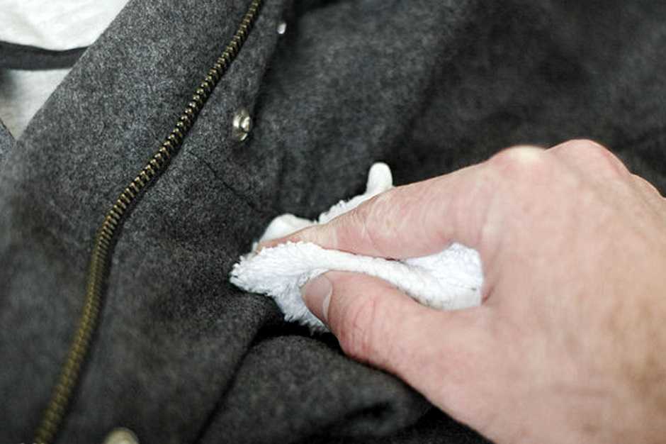 Как почистить шерстяное пальто в домашних условиях с химчисткой и без