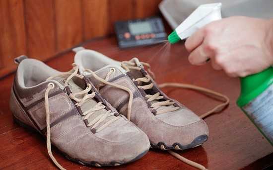 Чтобы растянуть кроссовки, как и другую обувь, можно просто смазать проблемные места касторовым или растительным маслом. Другой способ - одеть кроссовки на влажный носок.
