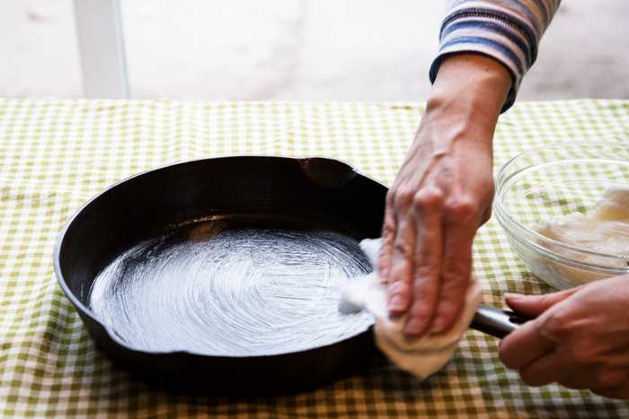 Что делать, если ржавеет чугунная сковорода: почему появляется ржавчина и как с ней эффективно бороться