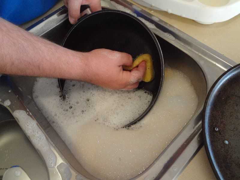 Как очистить чугунную сковороду от нагара в домашних условиях, лучшие способы и средства