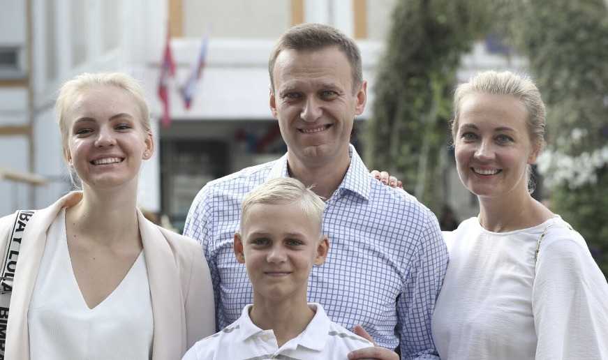 Навального потеряли: штаб оппозиционера требует ответа о его местоположении