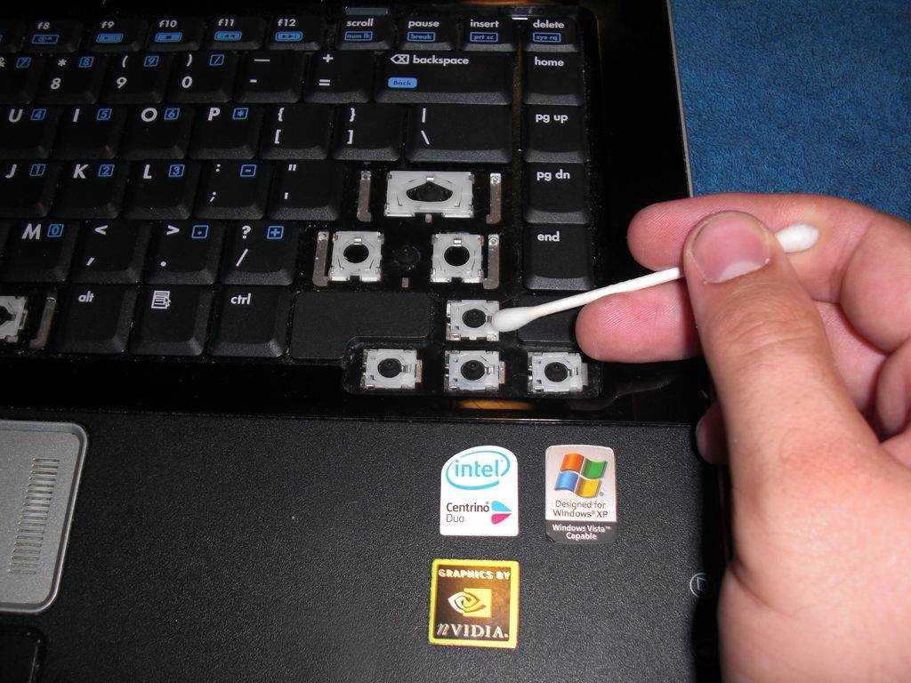 Чтобы почистить клавиатуру от стационарного компьютера, нужно ее просто разобрать. Для начала отвинтите снизу болтики, снимите кнопки и резинки кнопок и помойте их.
