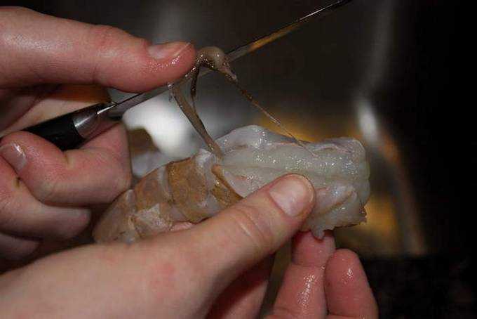 Учимся вкусно варить замороженные креветки с панцирем и без