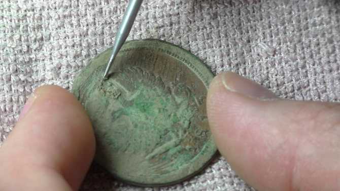 Чтобы очистить медную монету, можно пользоваться не только электролизом и другими опасными методами. Чистка медных монет от небольших почернений может производиться...
