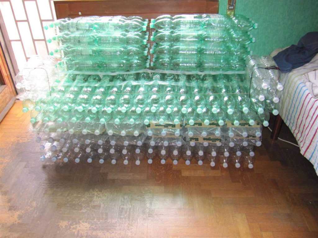 Диван, кресла и пуф из пластиковых бутылок: как подарить мусору вторую жизнь